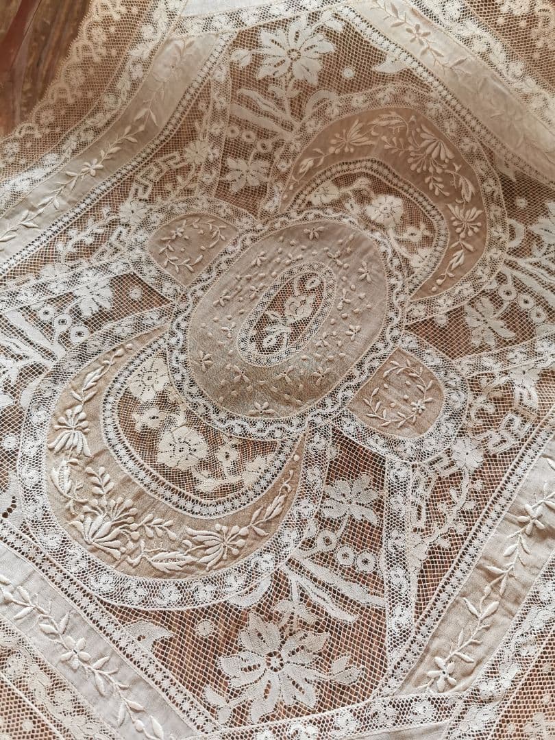 アンティーク ノルマンディーレースランナー セピアトーン 美しい盛上刺繍ドイリー