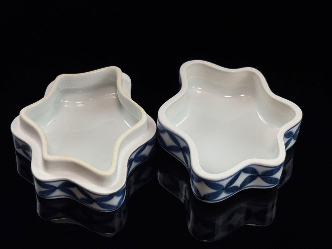 花蝶窯【手塚充(石雲)】造 染付花カツミ 香合 共箱共布栞付 C−2725