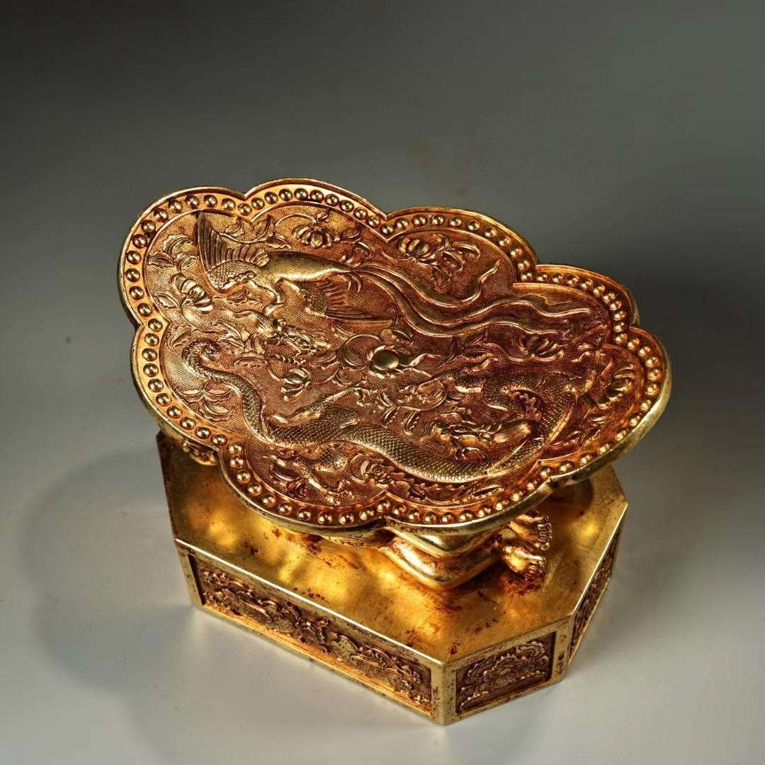 中国古美術・珍品旧蔵・鎏金童子龍鳳枕・鏨刻鎏金・純銅製・高浮彫・箱付き・置物