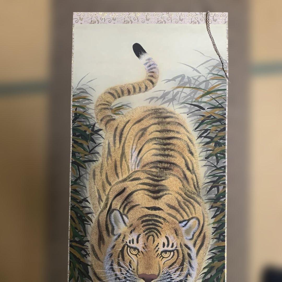 虎の掛軸 182cm × 53cm 木製の箱入り