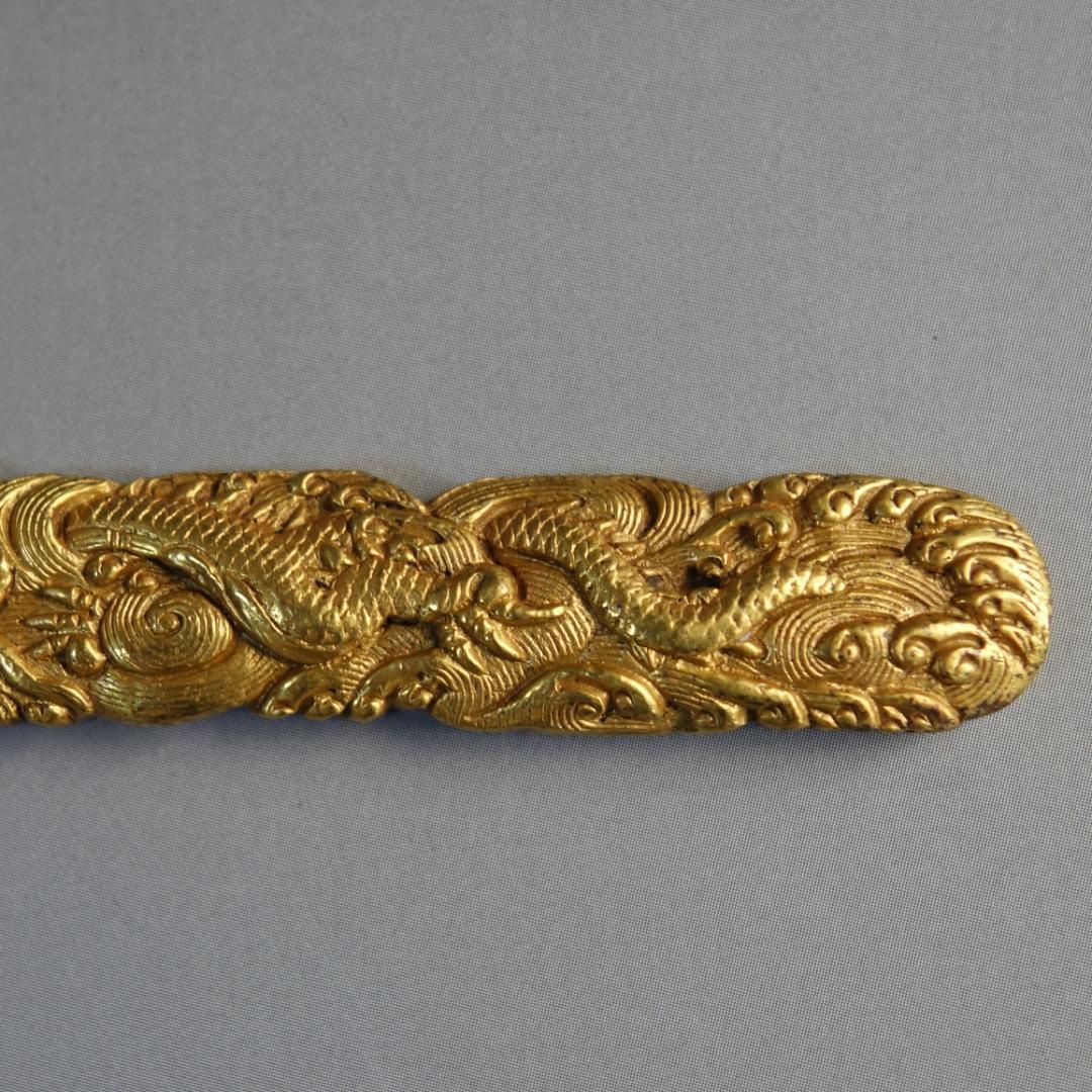 【波龍図小柄 銅地 高肉彫 鍍金】 鍔 鐔 小柄 刀装具 骨董 アンティーク