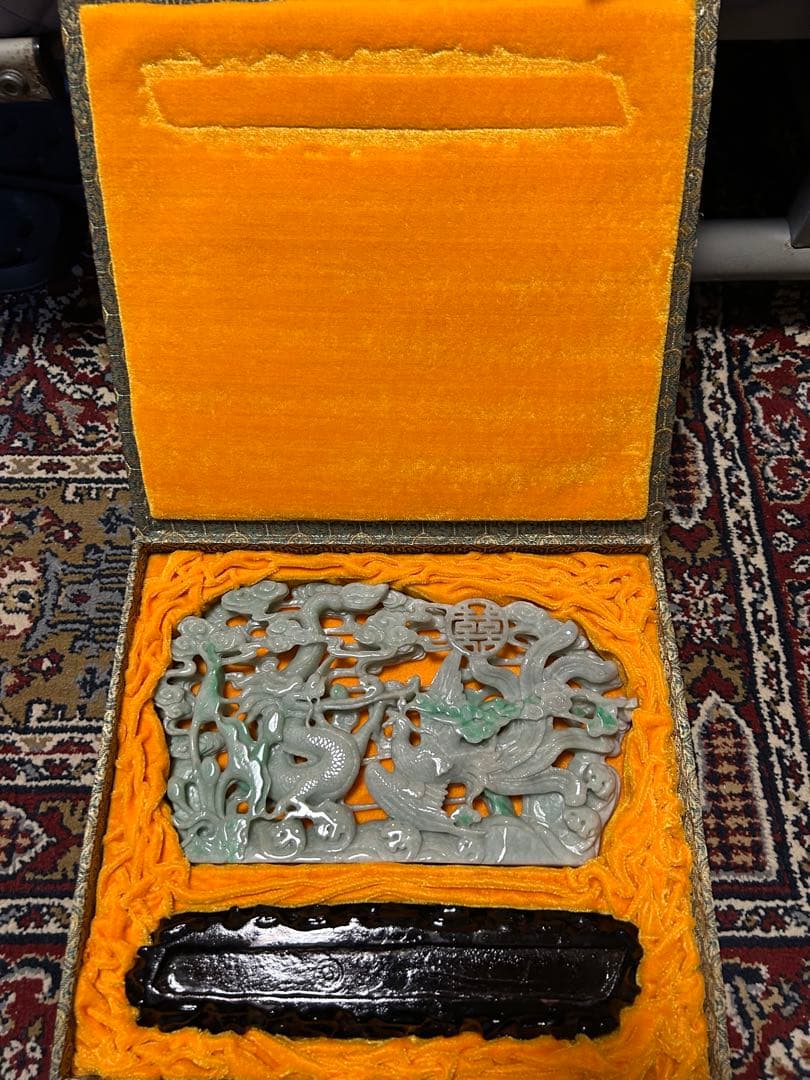 翡翠 彫刻 風景と動物 黒色台座付き