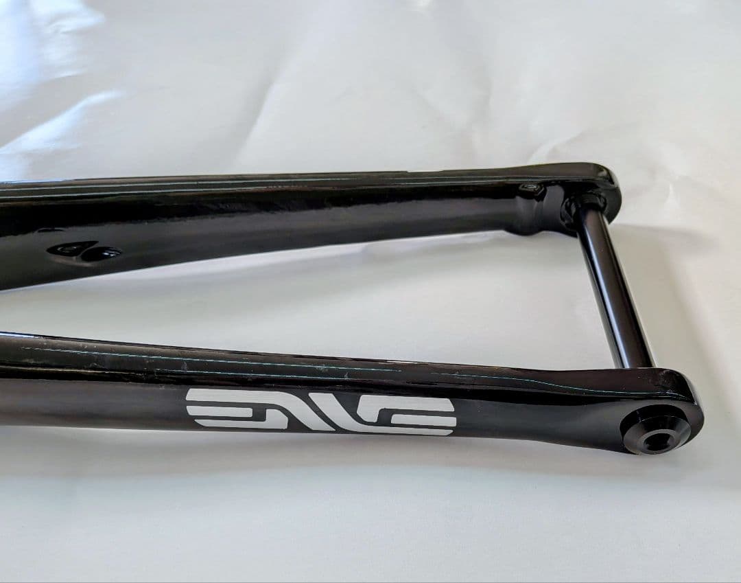 カーボン フロントフォーク ブラック、ディスク仕様。