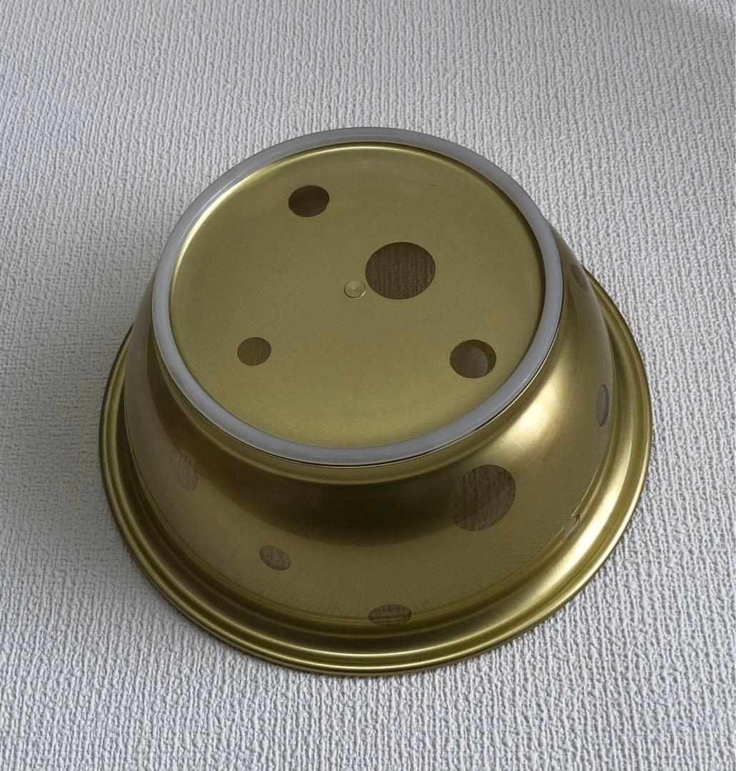 金色のバスチェアと湯おけ