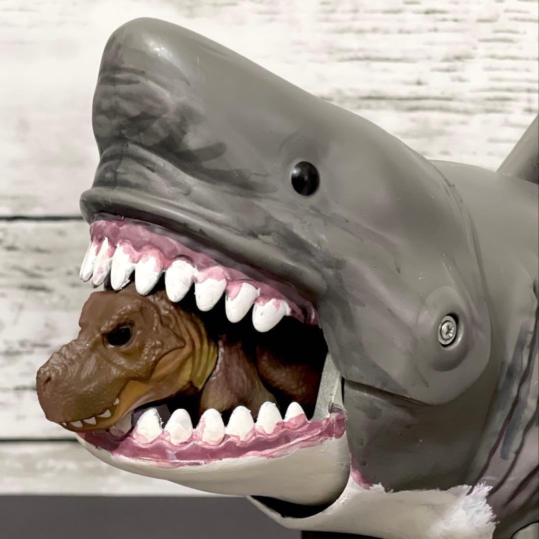 メガロドン　アクションフィギュア　ティラノサウルス付き