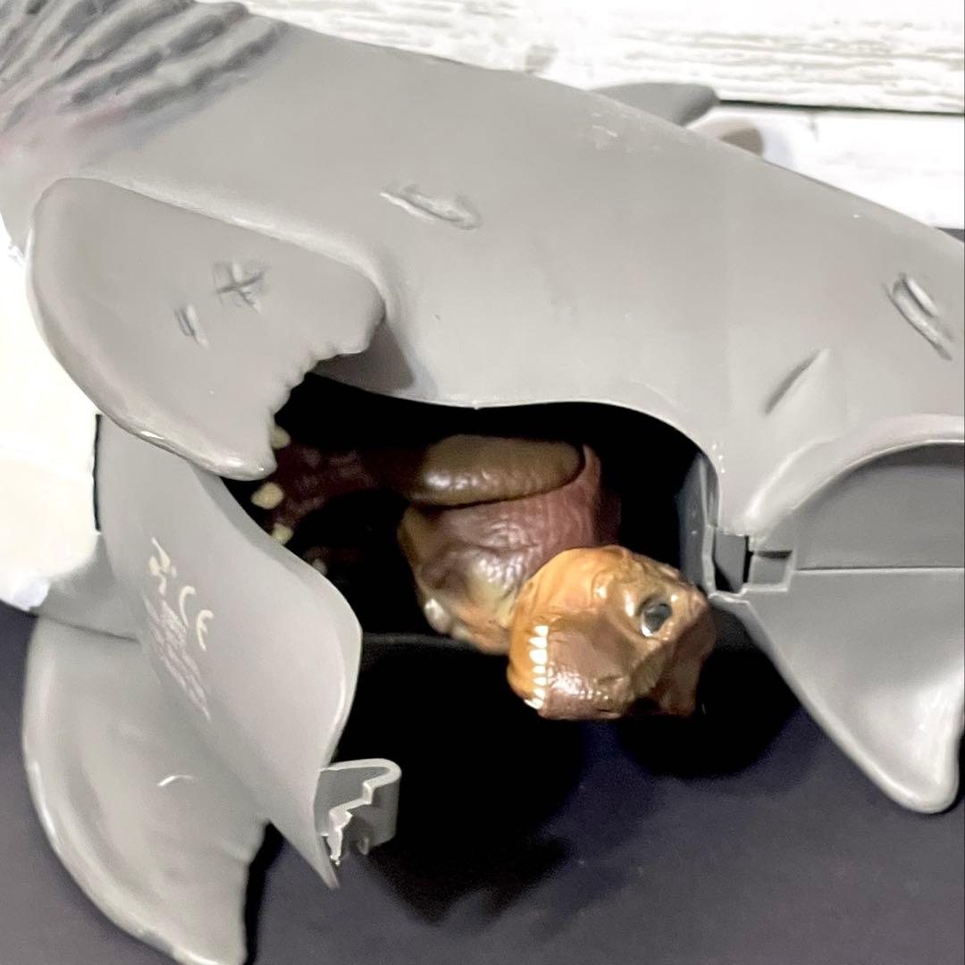 メガロドン　アクションフィギュア　ティラノサウルス付き