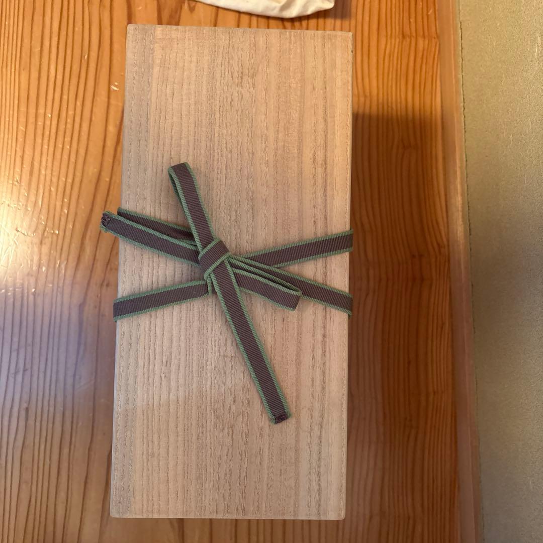 黒田正玄造、胡麻竹製曲線花入れ 裏千家鵬雲斎宗匠花押、箱書あり　 銘「花の友」