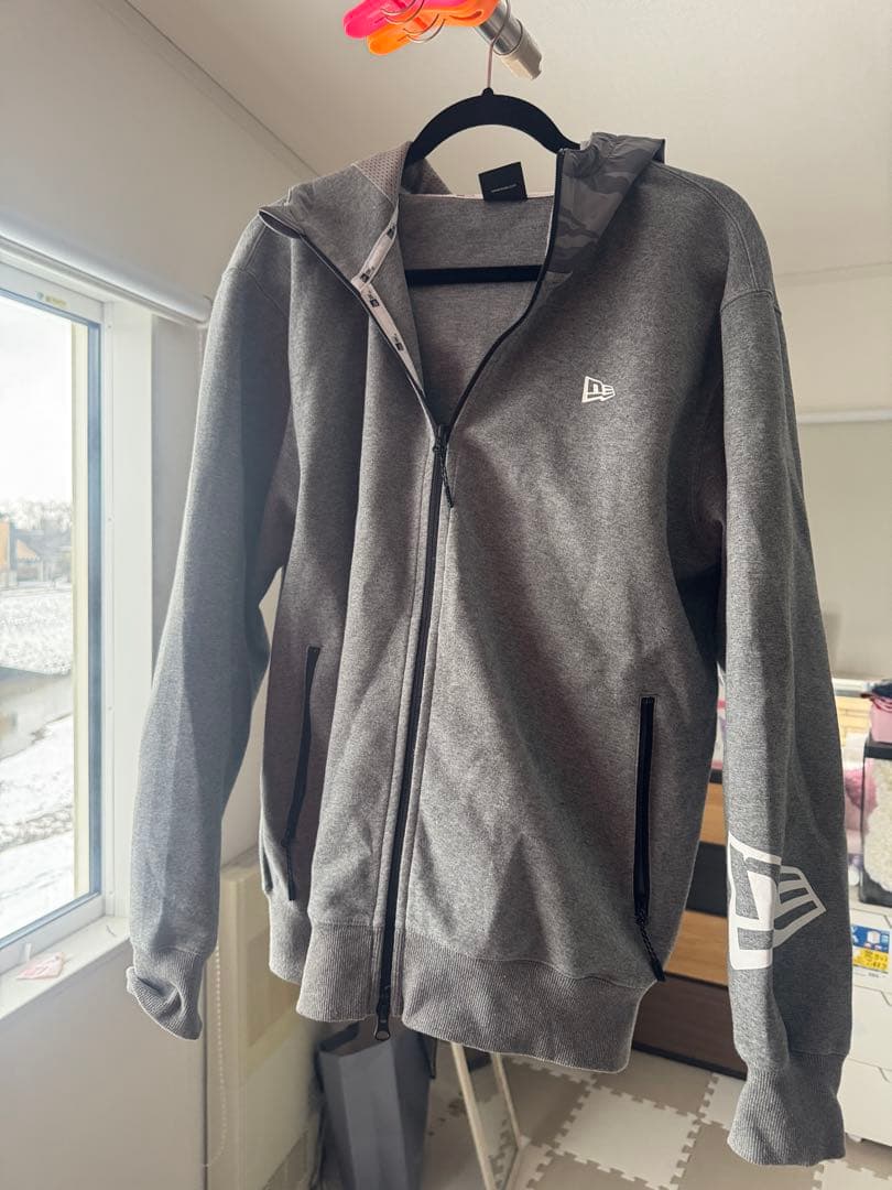 ニューエラ　グレー フード付き ジッパージャケット