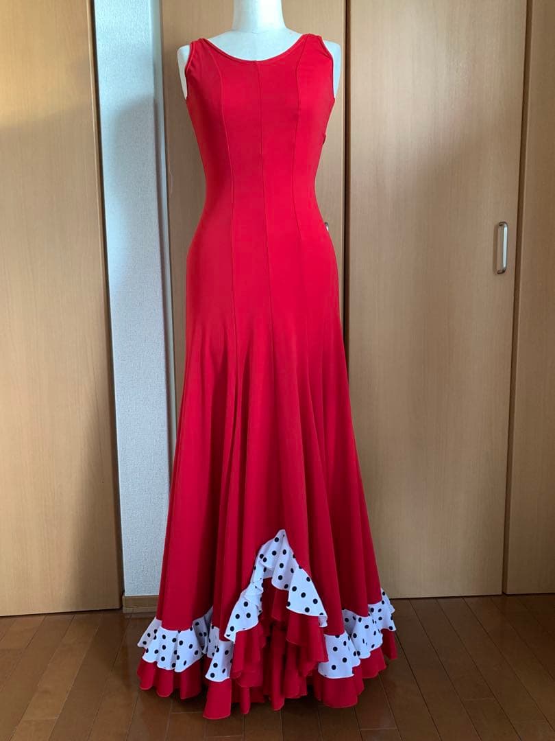 赤いフリル付きフラメンコドレス