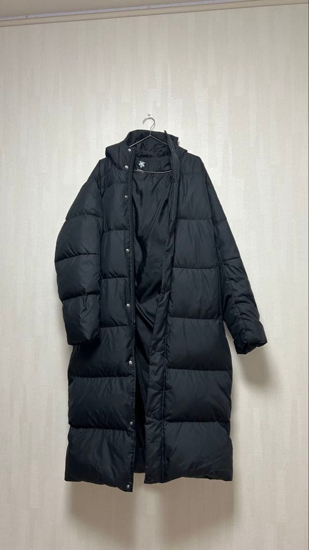 黒いダウンコート フード付き