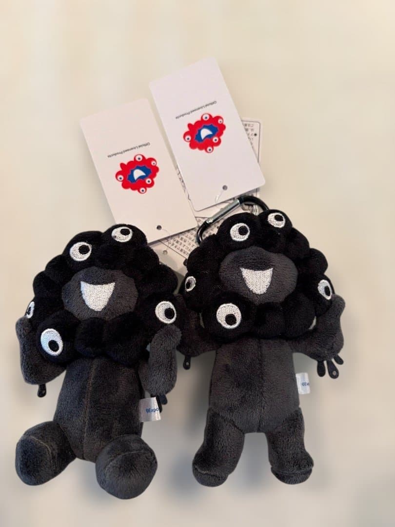 ミャクミャク カラビナ付きぬいぐるみ（ブラック） 立ち＆座りポーズ 2点セット