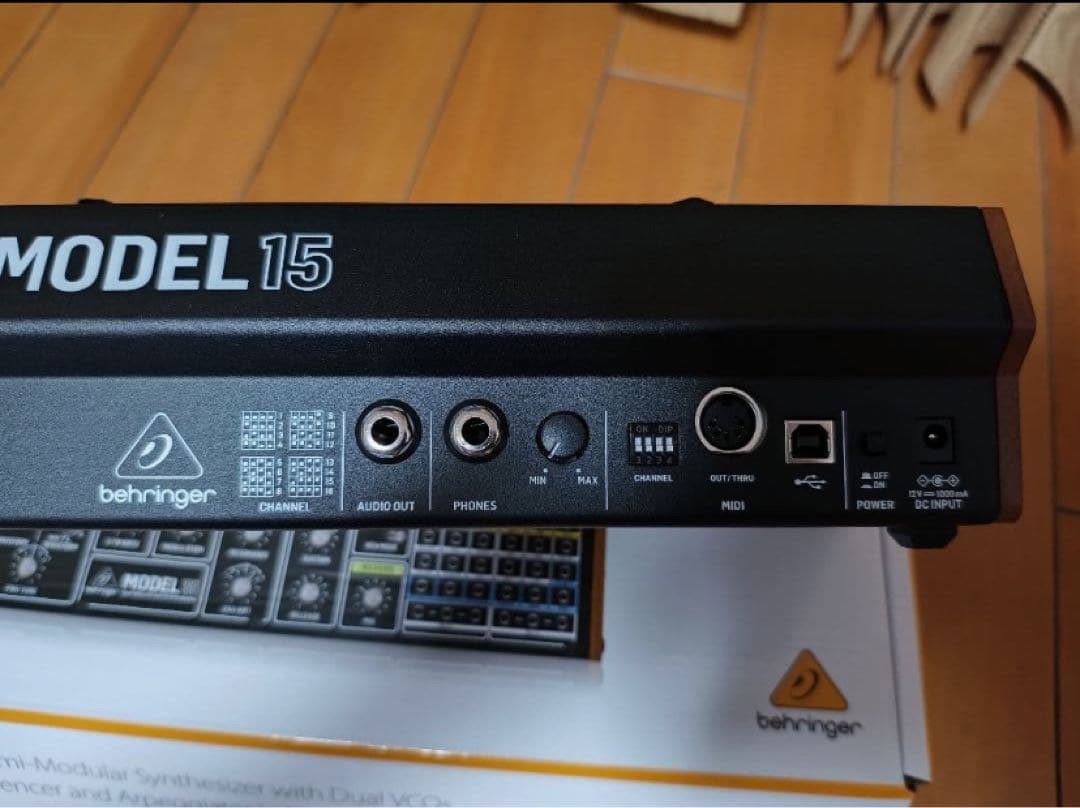 Behringer MODEL 15 アナログセミモジュラーシンセサイザー