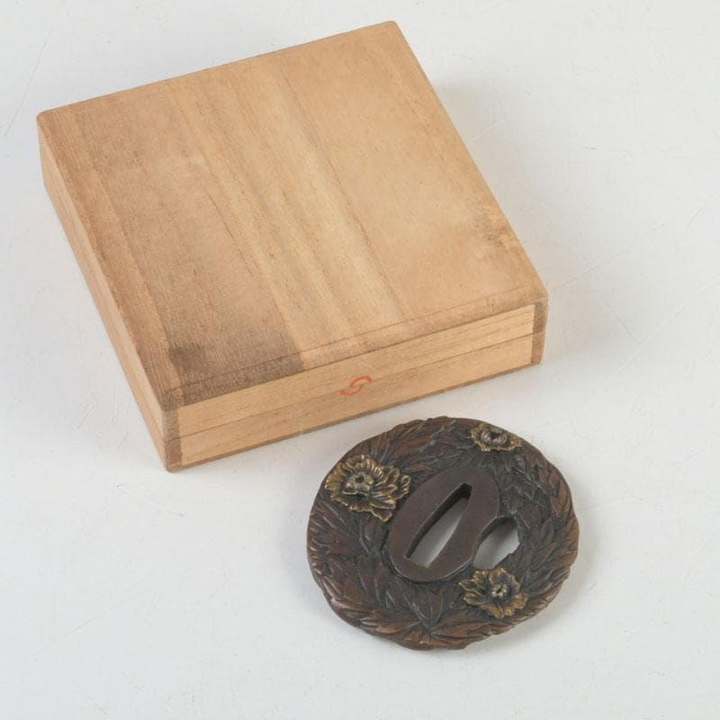 武具　刀装具　大森英重銘　古銅　牡丹神獣紋鍔　時代箱　C　9447