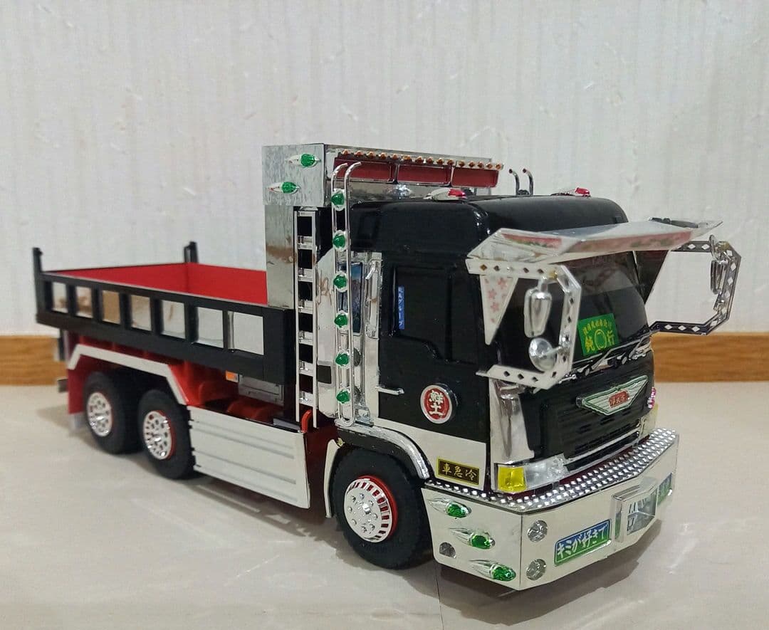 アオシマ1/32　デコトラプラモデル完成品 日野プロフィア　ダンプ完成品