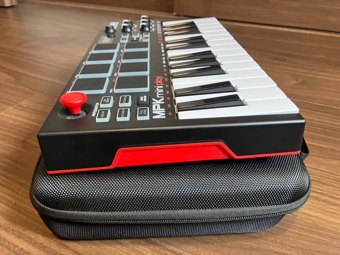 AKAI MPK Mini Play 本体と専用保護ケースのセット