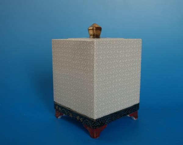 九谷焼　白七宝 　栄峰作　　角香炉　香炉　共箱 四方香炉　青粒鉄仙 2330