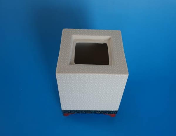 九谷焼　白七宝 　栄峰作　　角香炉　香炉　共箱 四方香炉　青粒鉄仙 2330