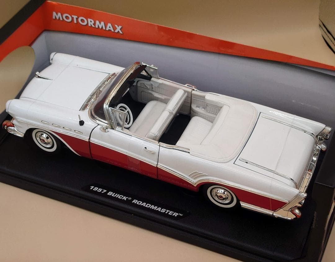 1/18 ビュイック ロードマスター 1957 ホワイト/レッド MM製ミニカー