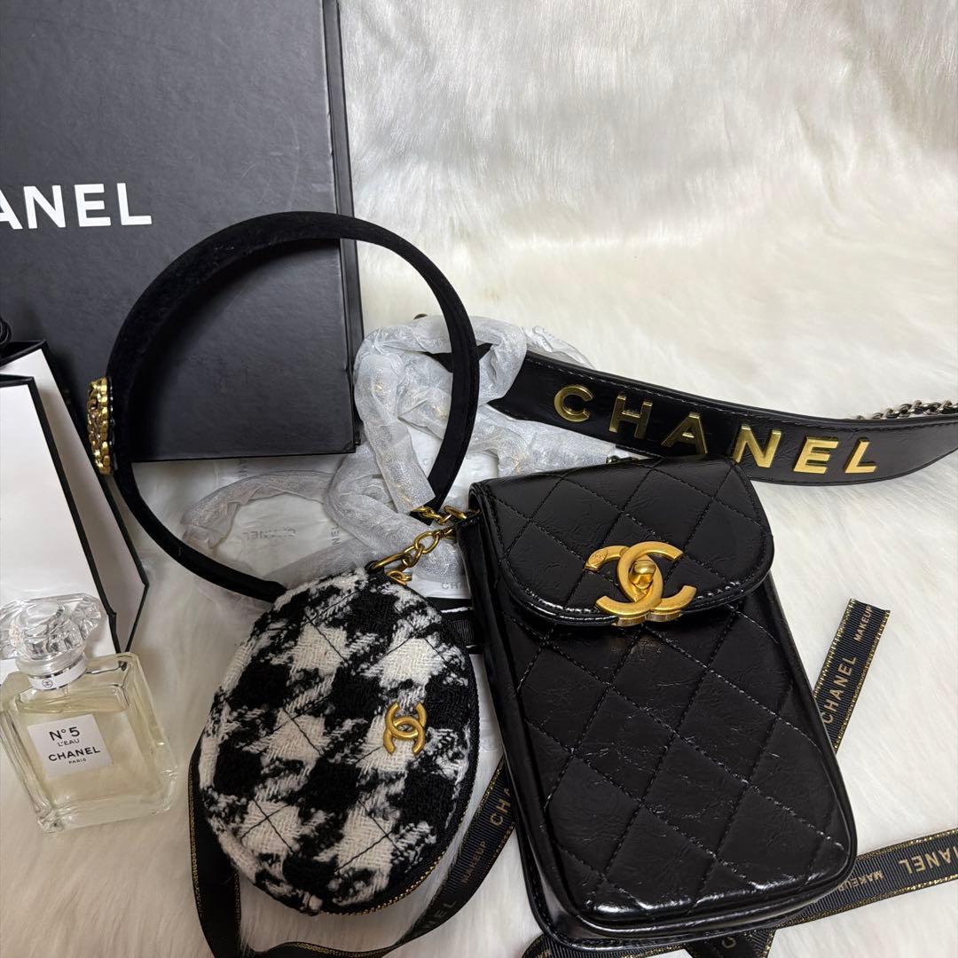 CHANEL ノベルティ　スマホショルダー＆ケース