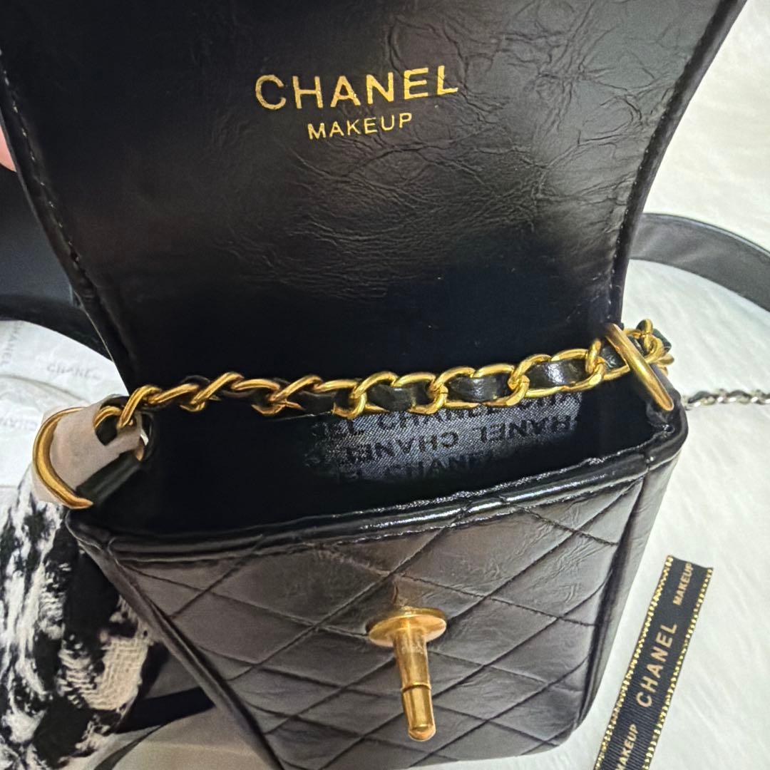 CHANEL ノベルティ　スマホショルダー＆ケース