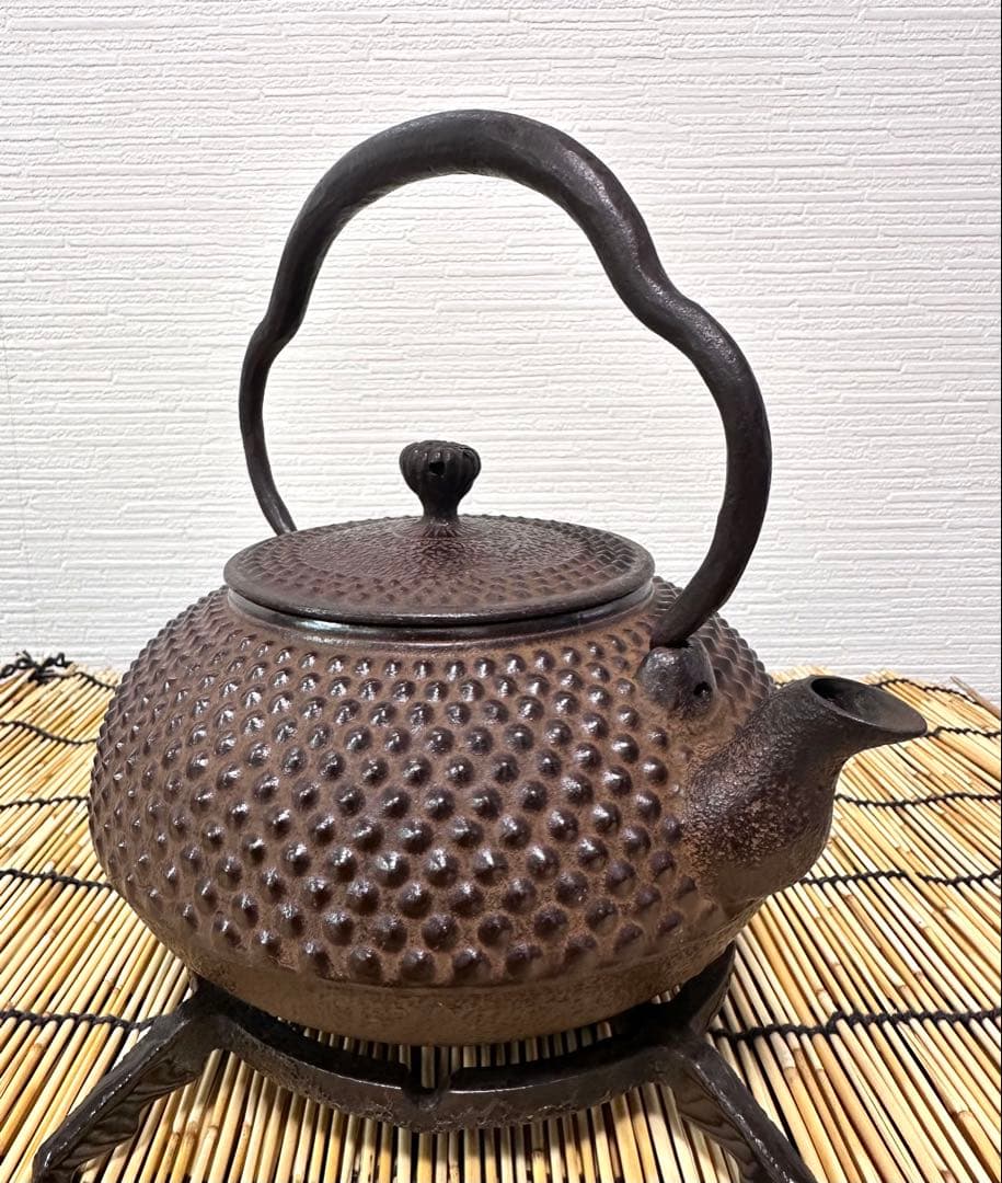 未使用品、長期保管品、栞付　南部三厳堂造　１２型中アラレ　南部鉄瓶　南部鉄器