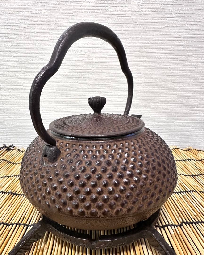 未使用品、長期保管品、栞付　南部三厳堂造　１２型中アラレ　南部鉄瓶　南部鉄器