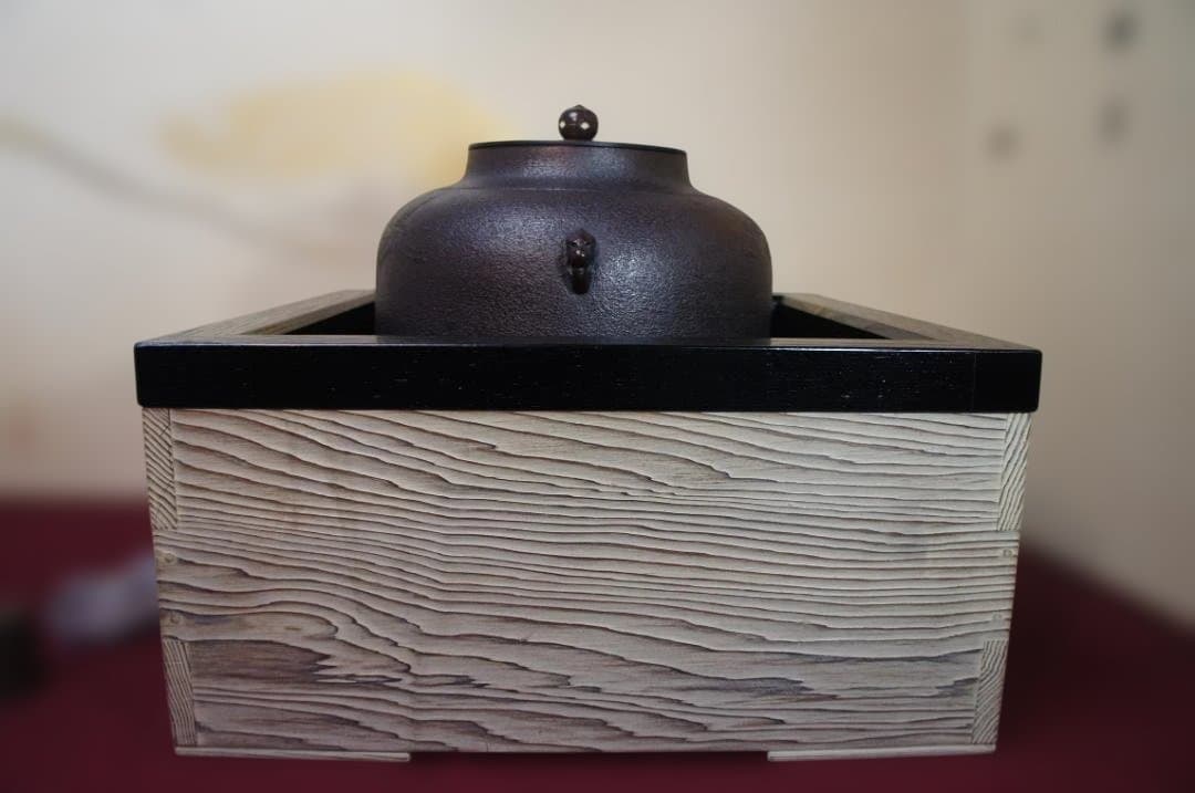 ☆焼杉置炉 在銘 真形釜 釜鐶 置炉用600w炭型電熱器 送料込み