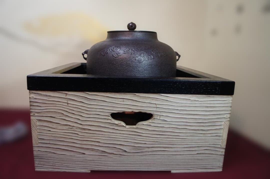 ☆焼杉置炉 在銘 真形釜 釜鐶 置炉用600w炭型電熱器 送料込み