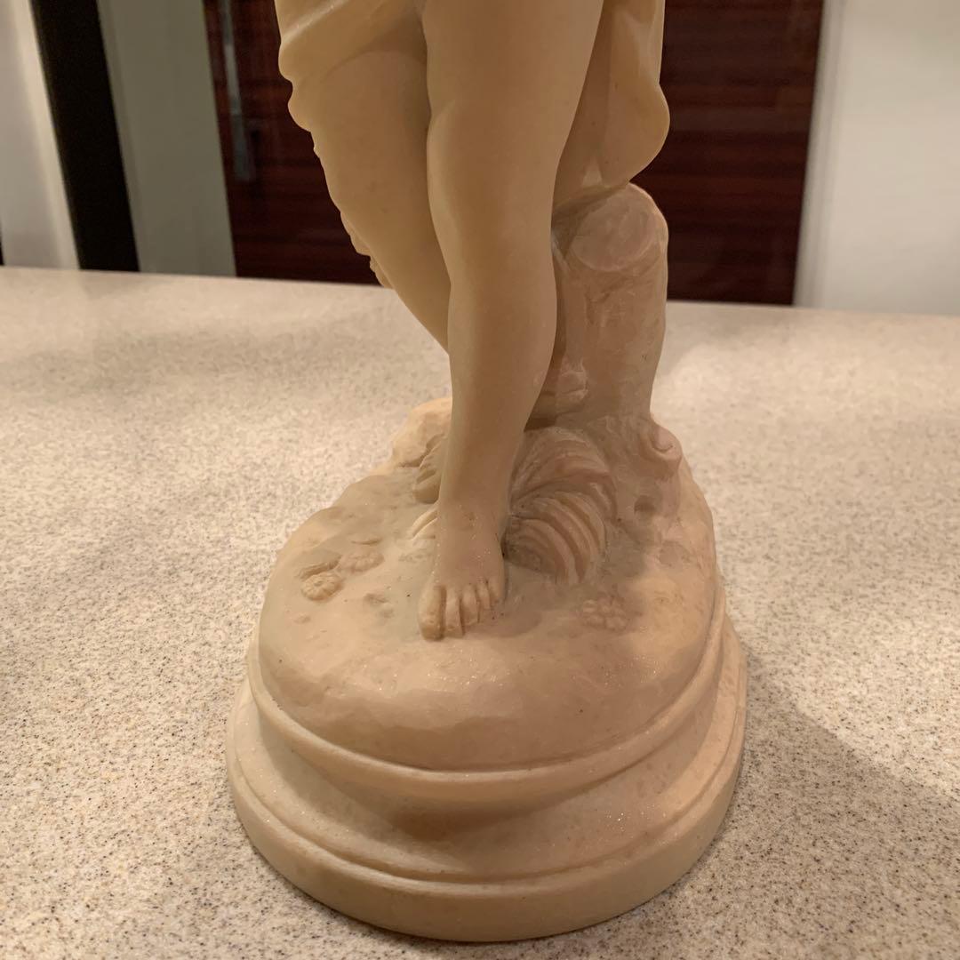 鳥を抱える子供