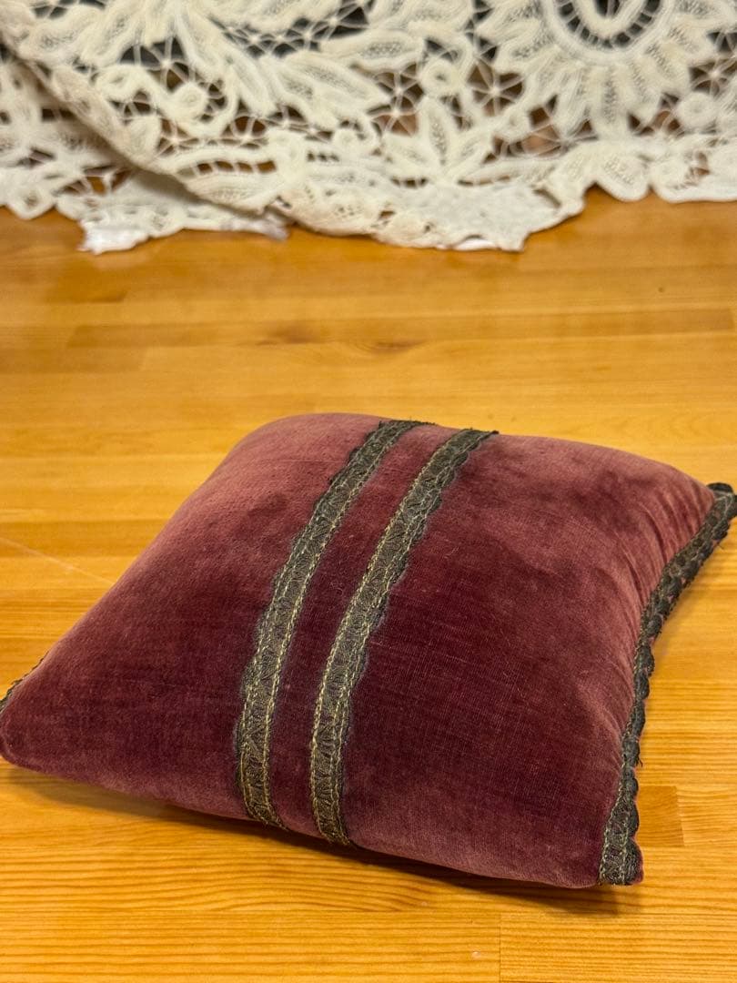 ピンクッション とアンティークピン、台座セット