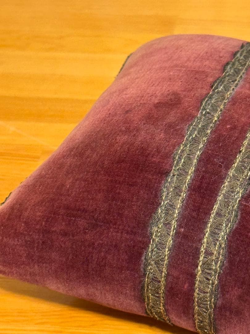 ピンクッション とアンティークピン、台座セット