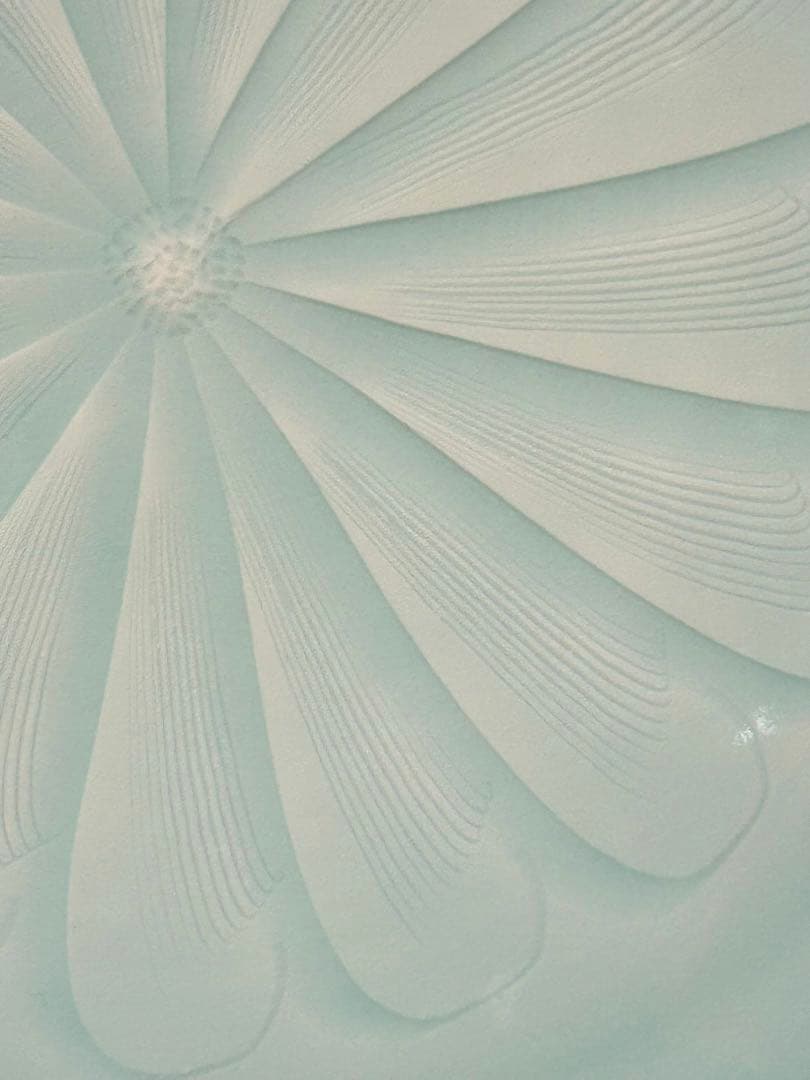 塚本快示　青白磁　菊彫高台皿　人間国宝　大皿　陶器　美術　芸術　直径39センチ