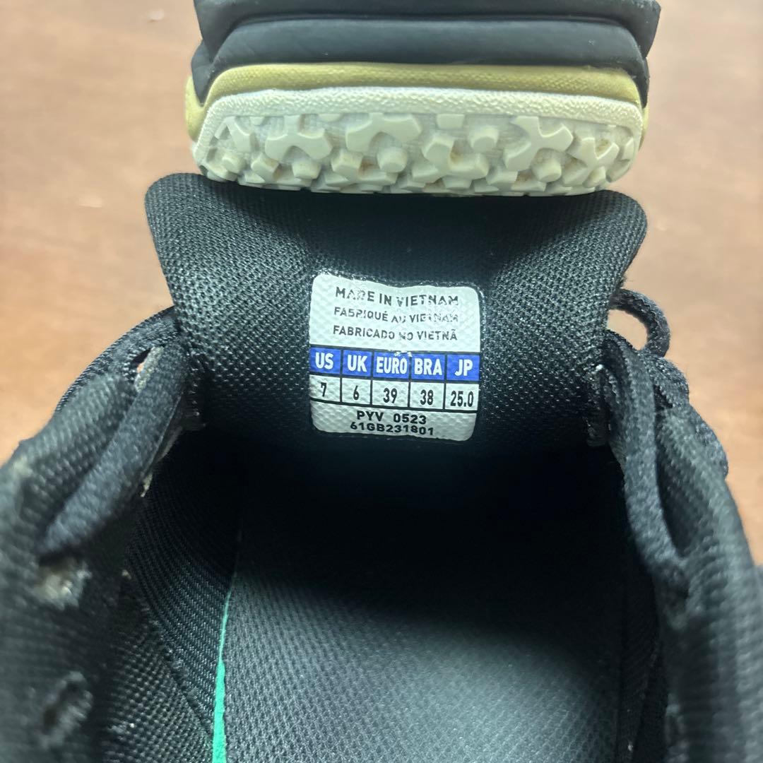 ミズノのテニスシューズ「ウエーブエクシードライト 2 OC」のブラック×ゴールド