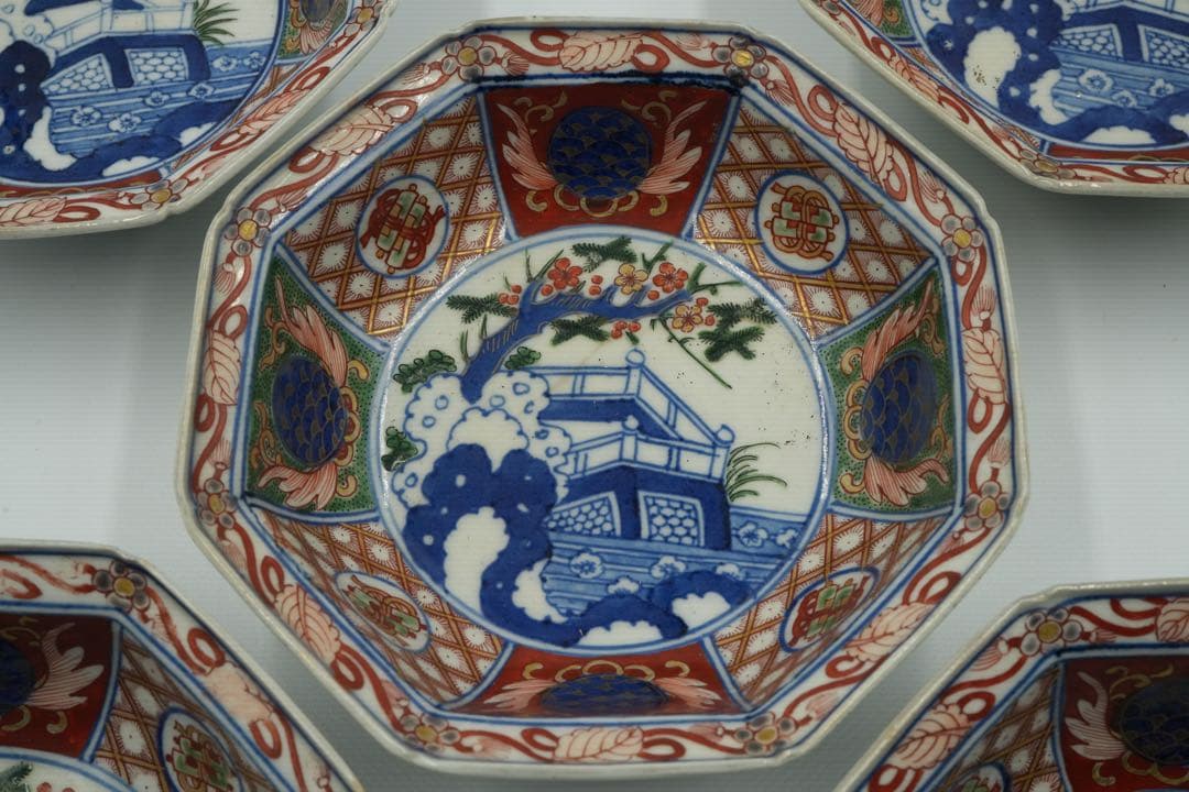 大聖寺伊万里　５客　赤絵金彩　八角中皿　大明萬暦年製　磁貫入　丸紋巻物　波図