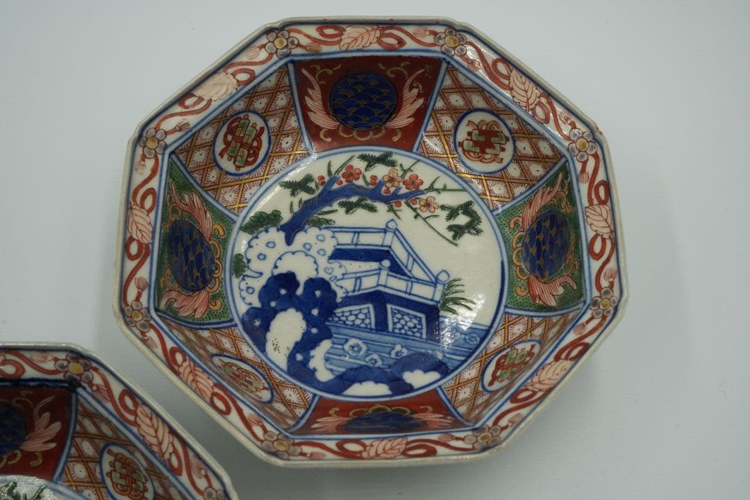 大聖寺伊万里　５客　赤絵金彩　八角中皿　大明萬暦年製　磁貫入　丸紋巻物　波図
