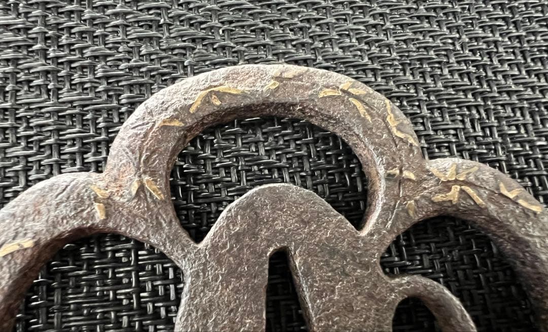 刀装具 木瓜形透かし鍔 鉃地 金象嵌 年代物 アンティーク 箱付き 鍔布団付き