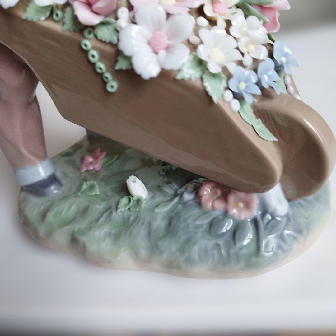 陶器製 子供の像 花手押し車