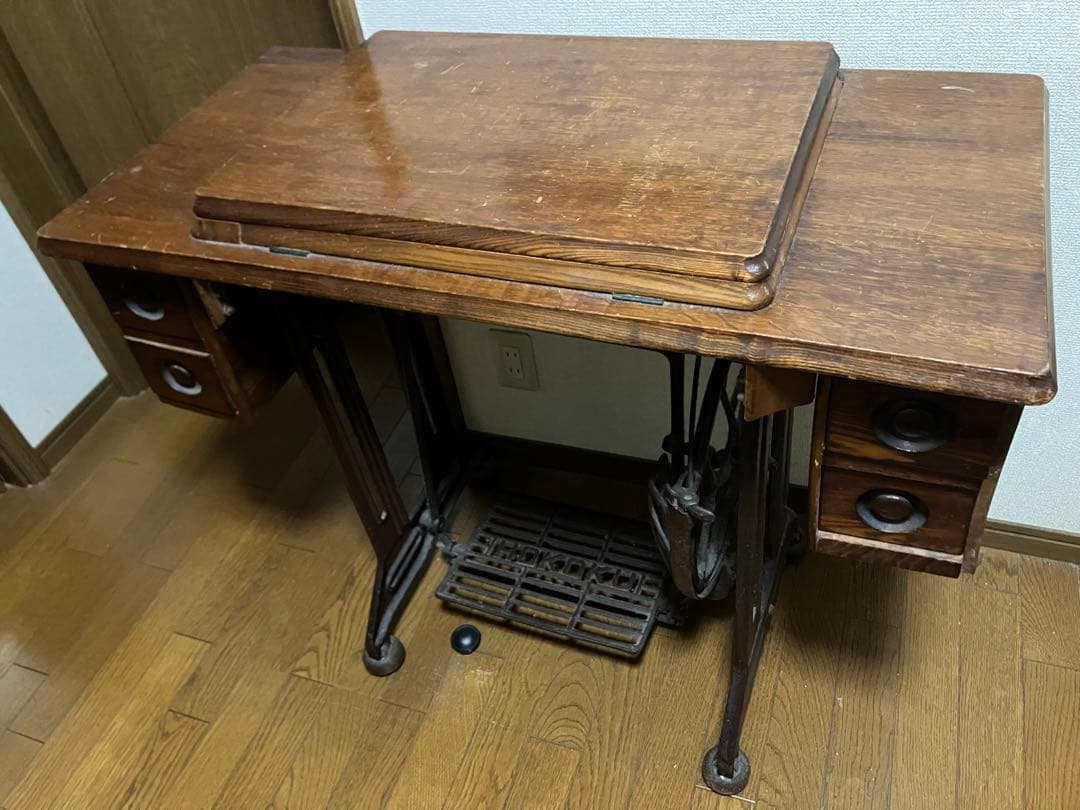 アンティーク足踏みミシン