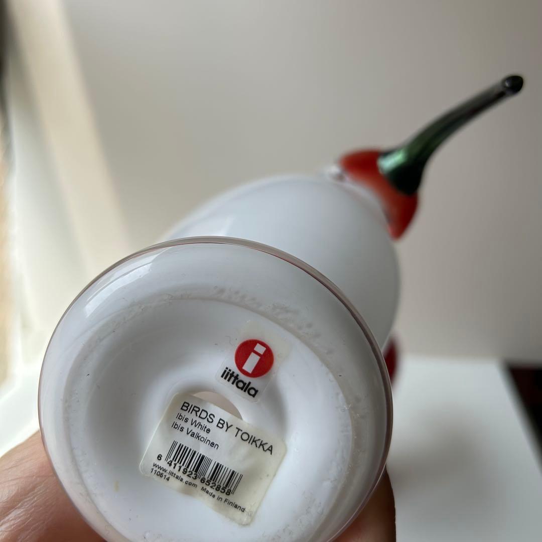 赤と白のガラス製鳥フィギュア