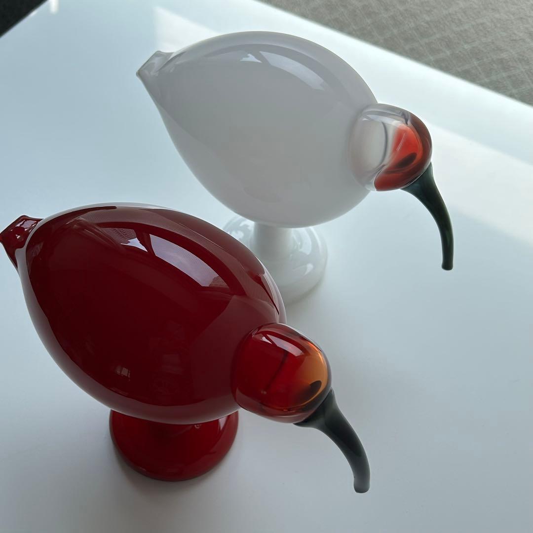 赤と白のガラス製鳥フィギュア