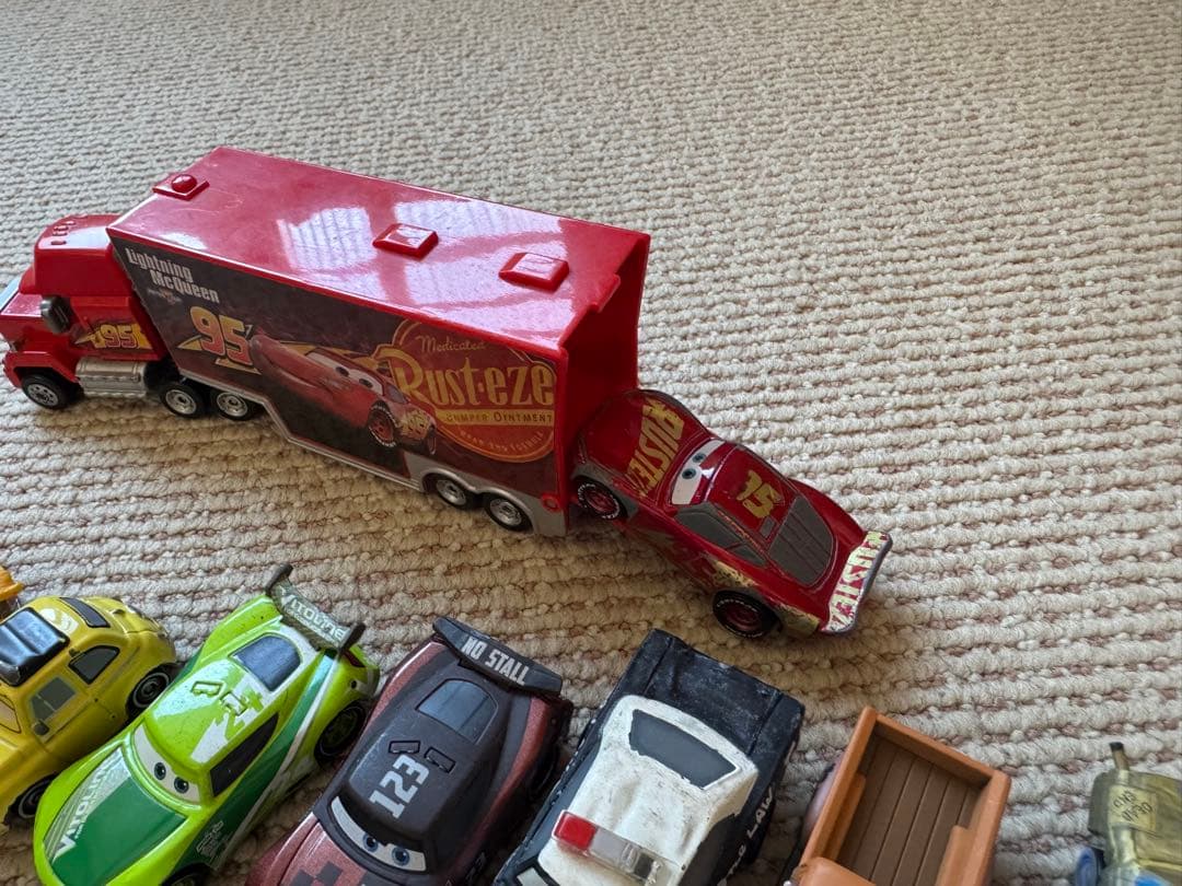 カーズ ミニカーセット トレーラー付き