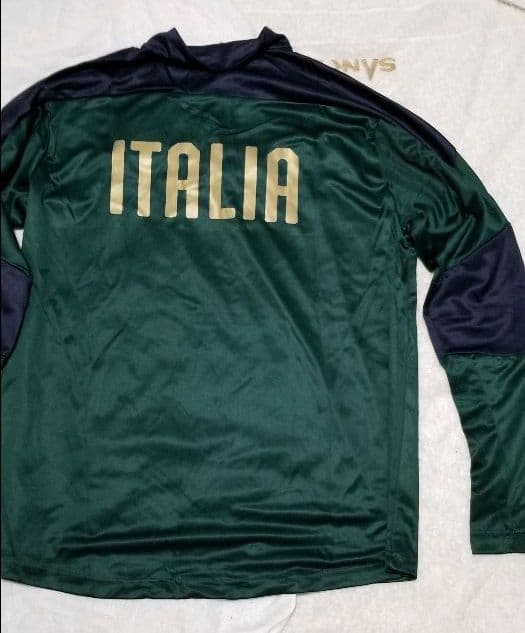 サッカー、イタリア代表のジャージ、上。サイズ海外製XL。2021年モデル