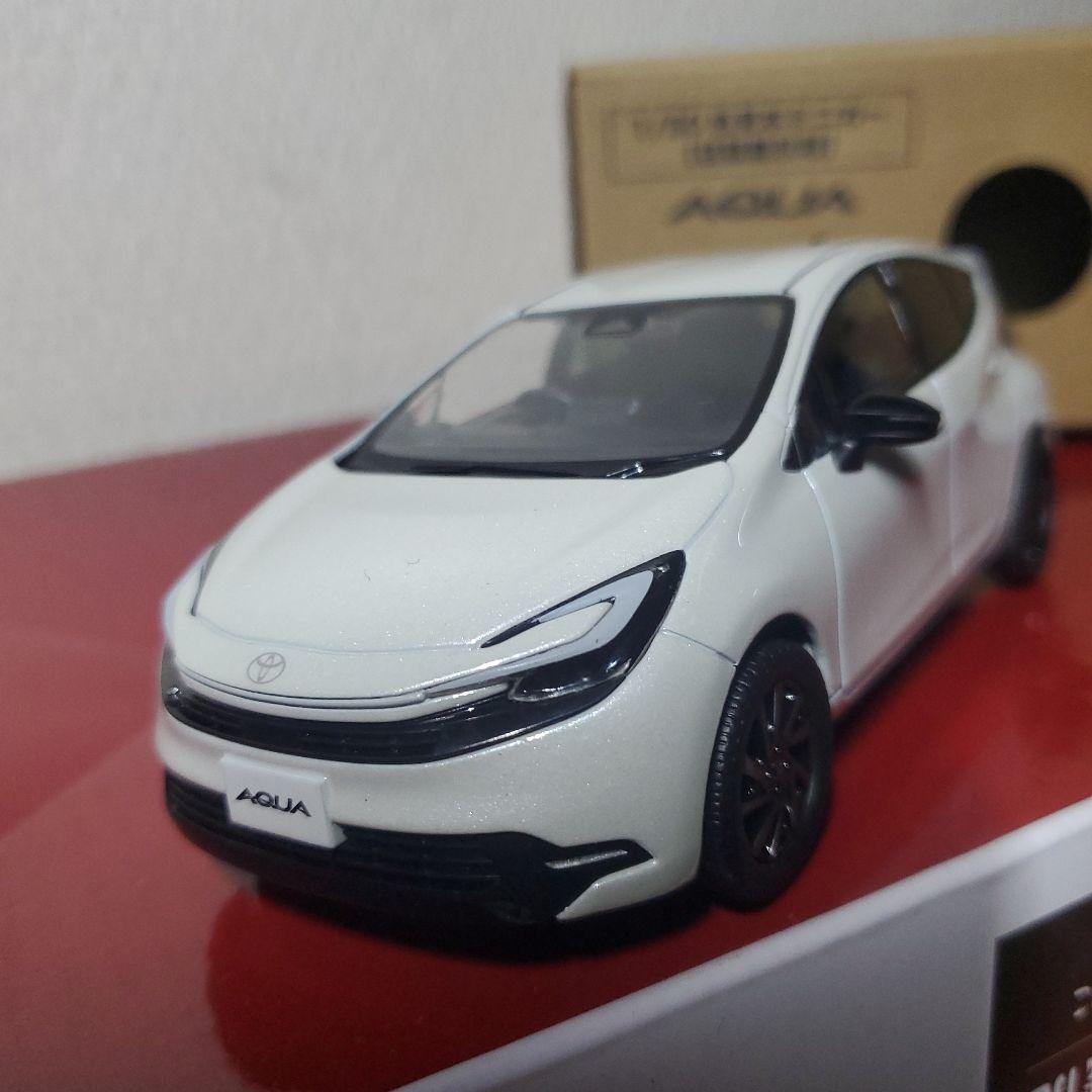 トヨタ新型 AQUA 1/30 ミニカー ホワイト