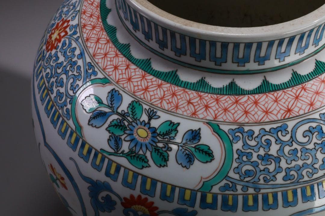 有田焼　柿右衛門様式　色絵七宝花唐草三方花卉図　大壷　BE931