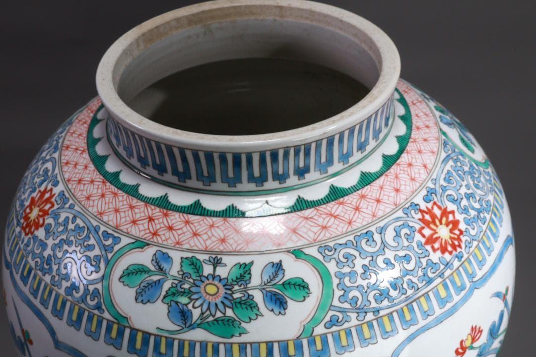 有田焼　柿右衛門様式　色絵七宝花唐草三方花卉図　大壷　BE931