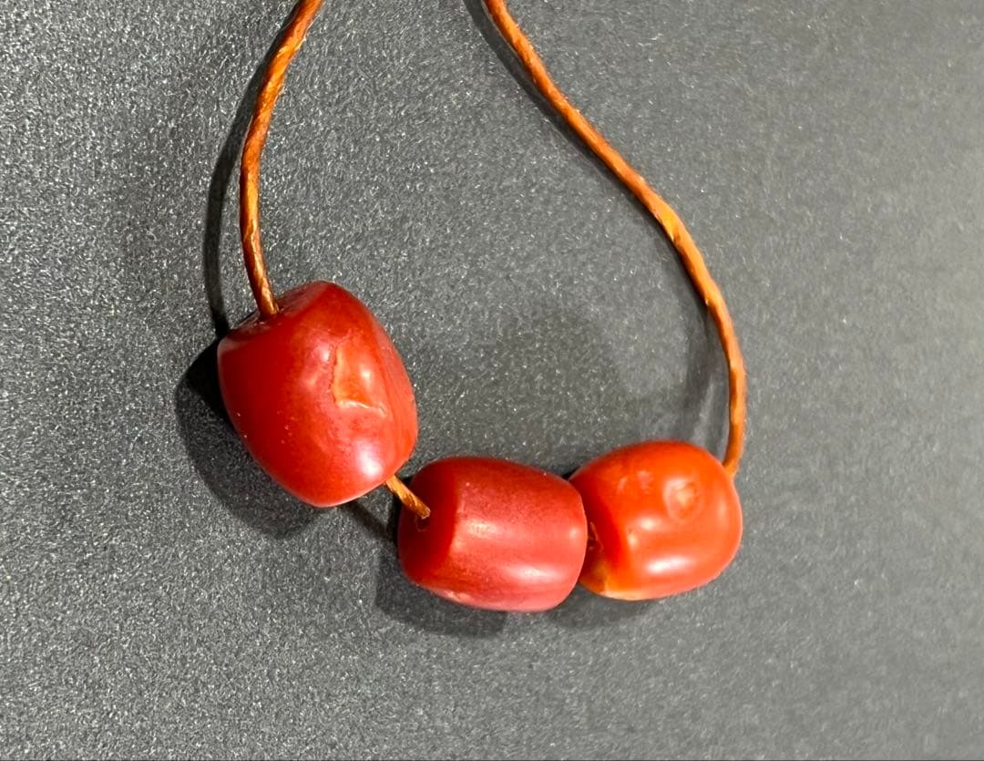 アンティーク　チベット　血赤珊瑚と赤珊瑚のビーズ３個セット