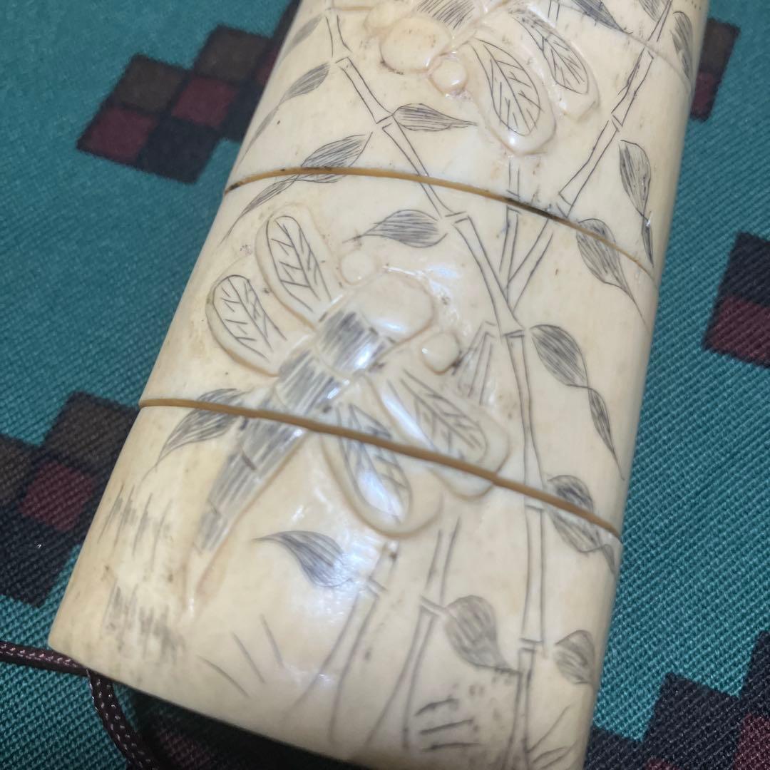 旧家蔵出し品　骨細工　印籠 花にトンボ　浮き彫り　彫刻　薬入