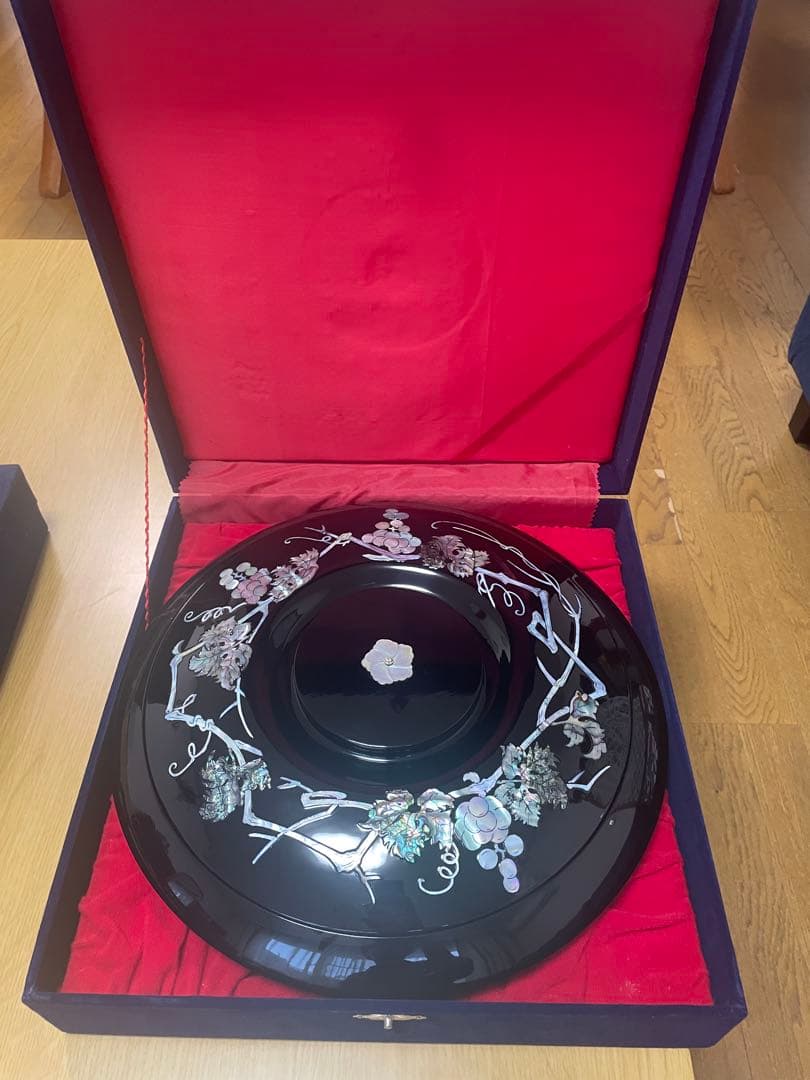 黒漆器 平皿 花と葉の装飾 専用箱付き