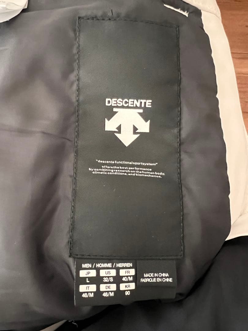 DESCENTE スキーウェア 上下女性用 ホワイト/ブラック/レッド　1回着用