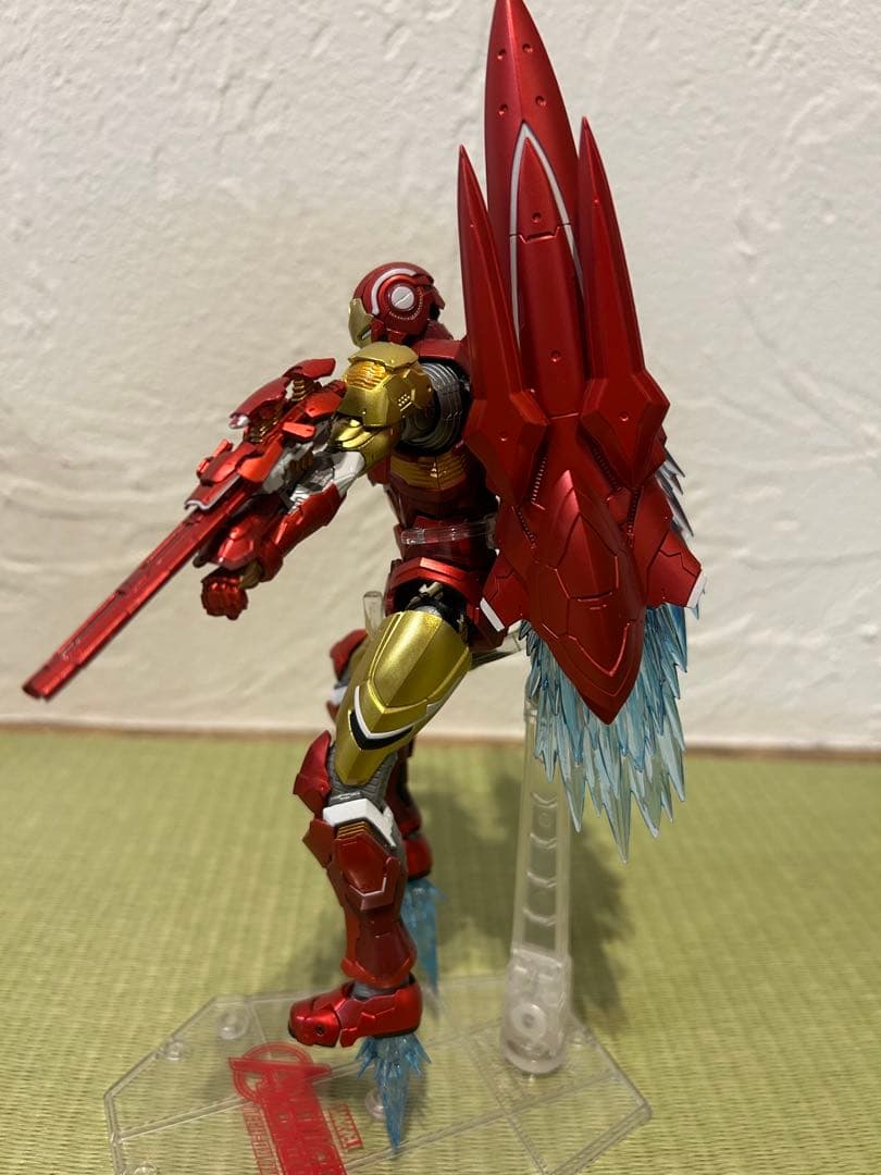 アイアンマン (テック オン アベンジャーズ) & ロゴディスプレイ 付き